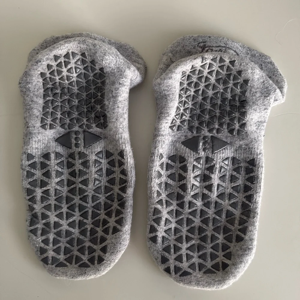 Pure Barre Tavi Noir Sticky Socks Light Grey Small